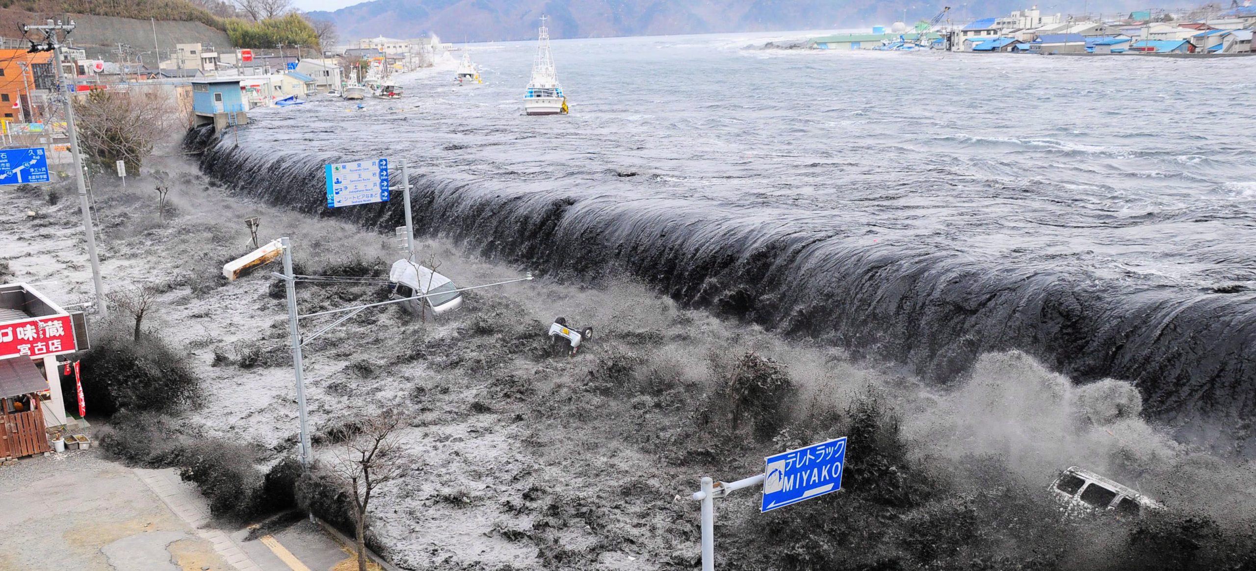 Цунами вызванные землетрясениями. ЦУНАМИ В Японии в 2011. Волна 40 метров ЦУНАМИ Япония. Огромное ЦУНАМИ волны Лос Анджелес. ЦУНАМИ В США 2004.