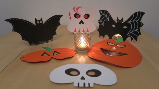 Fledermaus und Totenkopf: Basteln für Halloween